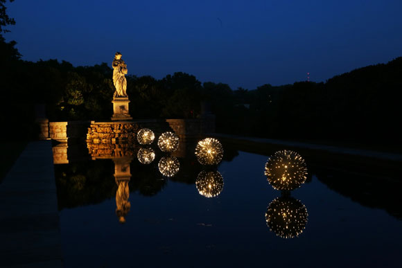 Fagin's-Urchins Bruce Munro, Fagin's Urchins, installation view, 2013. Photo by Mark Pickthall.